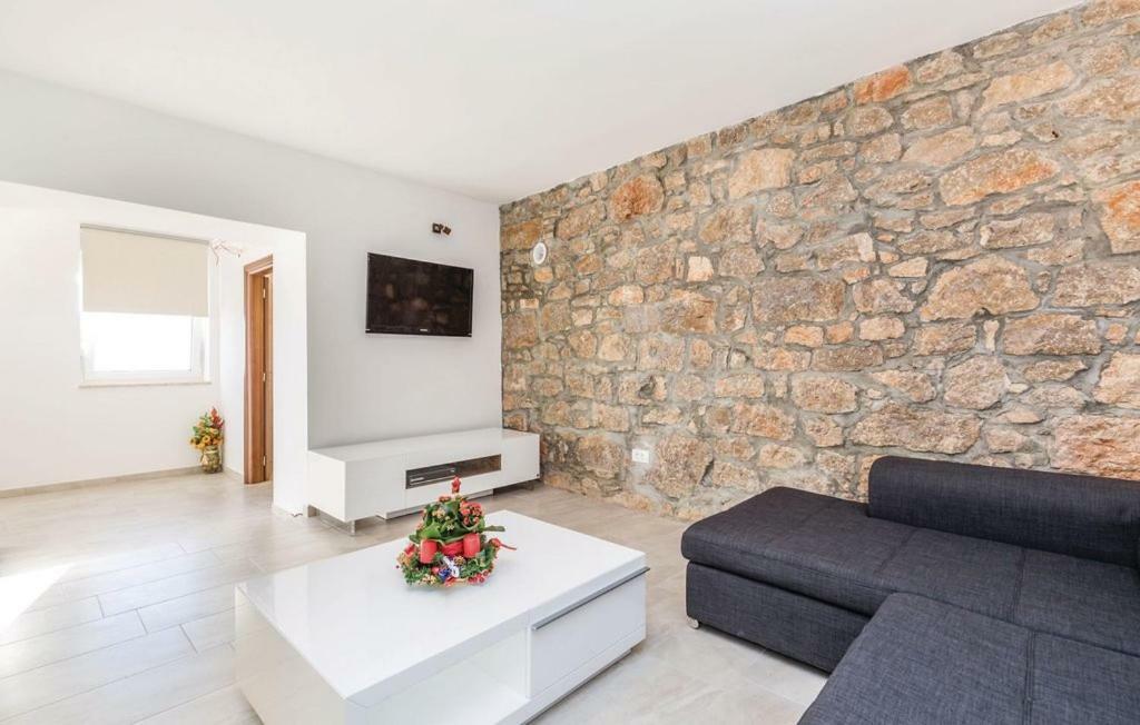 Apartments Sara Ловран Экстерьер фото