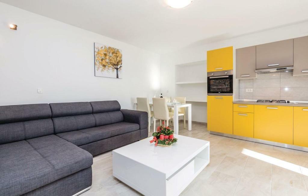Apartments Sara Ловран Экстерьер фото